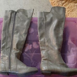 Women's boots size 6
